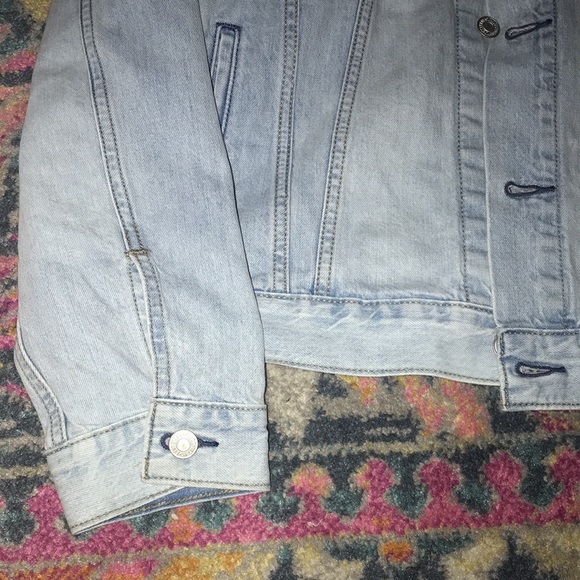 New light wash Levi’s Boyfriend Trucker Jacket - Picture 6 of 14